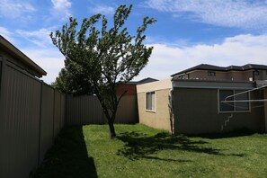 Property grounds - Isle of Serenity Charming House - Suit all needs (Keysborough)