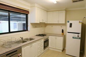 Fridge, microwave, oven, stovetop - Isle of Serenity Charming House - Suit all needs (Keysborough)