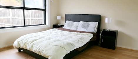 3 bedrooms, iron/ironing board, Internet, bed sheets