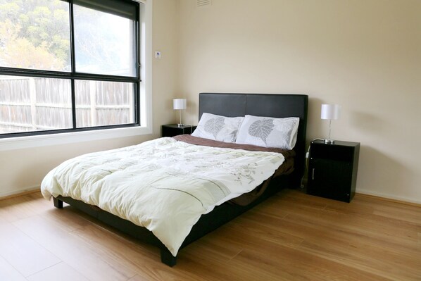 3 bedrooms, iron/ironing board, Internet, bed sheets - Isle of Serenity Charming House - Suit all needs (Keysborough)