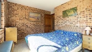 2 habitaciones y tabla de planchar con plancha 