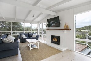 Smart TV, fireplace, streaming services - JOHN BERTRAM HEATED INFINITY POOL & KIDS HOLIDAY RETREAT, SORRENTO (Sorrento)