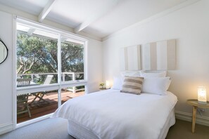 4 bedrooms, desk, iron/ironing board, travel crib - JOHN BERTRAM HEATED INFINITY POOL & KIDS HOLIDAY RETREAT, SORRENTO (Sorrento)