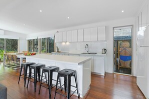 Kjøleskap, mikrobølgeovn, ovn og kokeplater