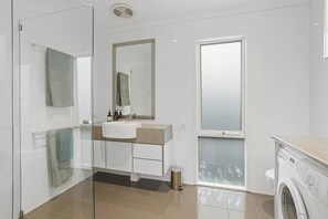 Douche, sèche-cheveux