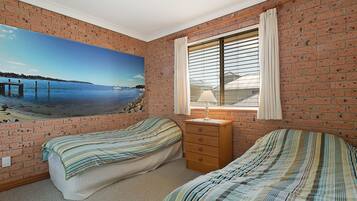 2 habitaciones y tabla de planchar con plancha