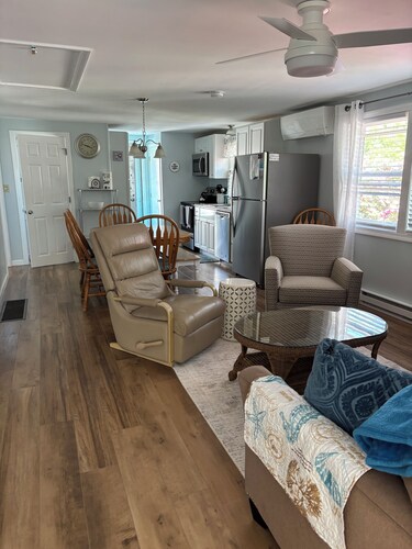 Long Sands Beach- 2 blocks away! Super Clean-Very nice 3+ bedroom cottage.