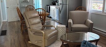 Long Sands Beach- 2 blocks away! Super Clean-Very nice 3+ bedroom cottage.
