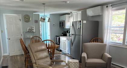 Long Sands Beach- 2 blocks away! Super Clean-Very nice 3+ bedroom cottage.