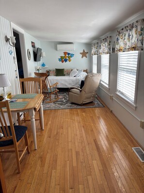 3 bedrooms, free WiFi - Long Sands Beach- 2 blocks away! Super Clean-Very nice 3+ bedroom cottage. (York)