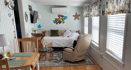 Long Sands Beach- 2 blocks away! Super Clean-Very nice 3+ bedroom cottage.