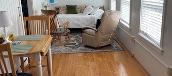 Long Sands Beach- 2 blocks away! Super Clean-Very nice 3+ bedroom cottage.