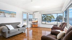 TV, DVD player, books - Frangipani Cottage Narooma (NAROOMA)