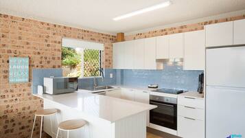 Frigorífico, microondas, horno y placa de cocina