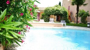 Apartemen Keluarga (La Magnanerie) | Kolam renang outdoor | Kolam renang outdoor musiman, dengan kursi berjemur