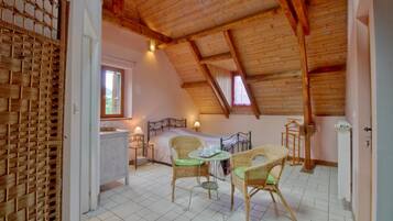 Phòng 3 (La Chouette) | Trang trí khác biệt, trang bị nội thất với thiết kế riêng biệt, bàn