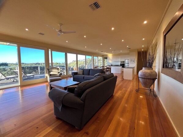TV, fireplace, books - BASS SENSATIONAL SLEEPS UP TO 13, TENNIS COURT, PORTSEA GOLF CLUB LOCATION (Portsea)
