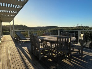 Outdoor dining - BASS SENSATIONAL SLEEPS UP TO 13, TENNIS COURT, PORTSEA GOLF CLUB LOCATION (Portsea)