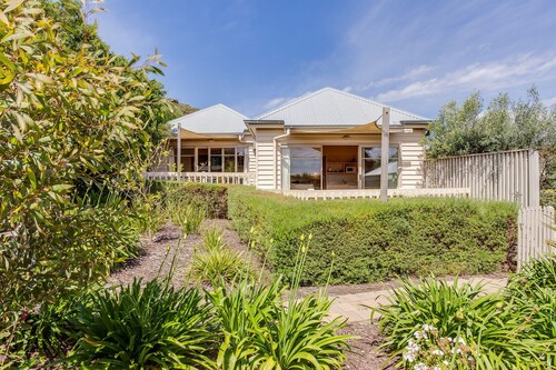 ST PAULS BLUE OCEANSIDE SELF CONTAINED COTTAGE IN SORRENTO