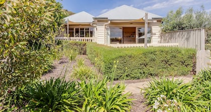 ST PAULS BLUE OCEANSIDE SELF CONTAINED COTTAGE IN SORRENTO