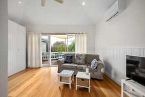 Smart TV - ST PAULS BLUE OCEANSIDE SELF CONTAINED COTTAGE IN SORRENTO (Sorrento)