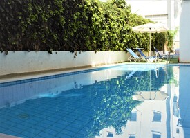 Una piscina al aire libre de temporada