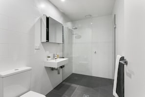 Badekar, hårføner og håndklær