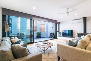 Smart-TV, peis og bøker