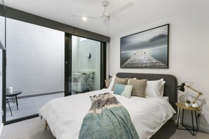 3 slaapkamers, een strijkplank/strijkijzer, gratis wifi, beddengoed