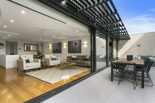 COLLINS Q1 LUXURY APARTMENT IN THE HEART OF SORRENTO VILLAGE