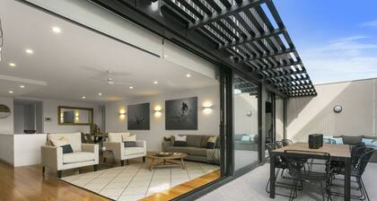 COLLINS Q1 LUXURY APARTMENT IN THE HEART OF SORRENTO VILLAGE