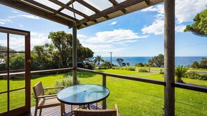 Outdoor dining - 98 Ocean Parade - Rustic Log Cabin (Dalmeny)