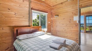 3 bedrooms, iron/ironing board - 98 Ocean Parade - Rustic Log Cabin (Dalmeny)