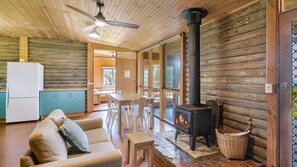 Interior - 98 Ocean Parade - Rustic Log Cabin (Dalmeny)
