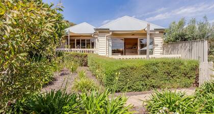 ST PAULS PINK BAYSIDE SELF CONTAINED COTTAGE IN SORRENTO