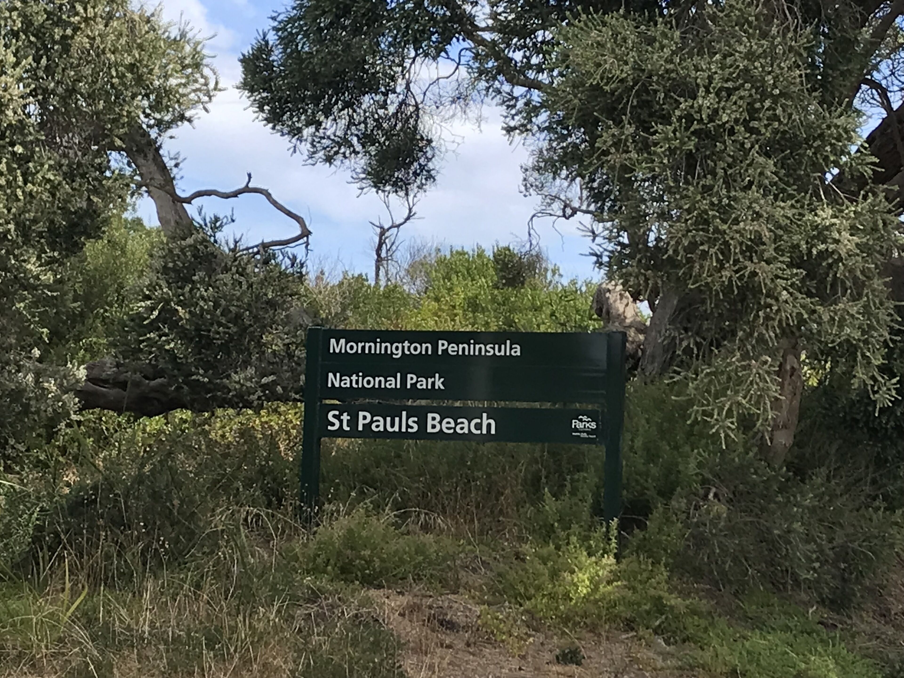 Señal para el Parque Nacional de Mornington Peninsula y la playa St Pauls.