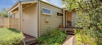 ST PAULS PINK BAYSIDE SELF CONTAINED COTTAGE IN SORRENTO