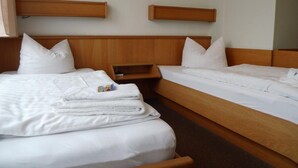 Desk, blackout drapes, soundproofing, rollaway beds (surcharge) - Hotel Sturm (Tangermünde)