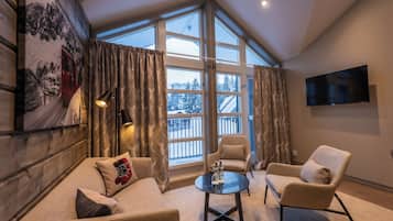 Suite familiar, balcón | Minibar, caja de seguridad en la habitación y escritorio