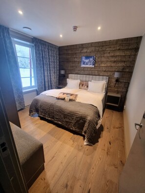 Minibar, caja de seguridad en la habitación y escritorio 