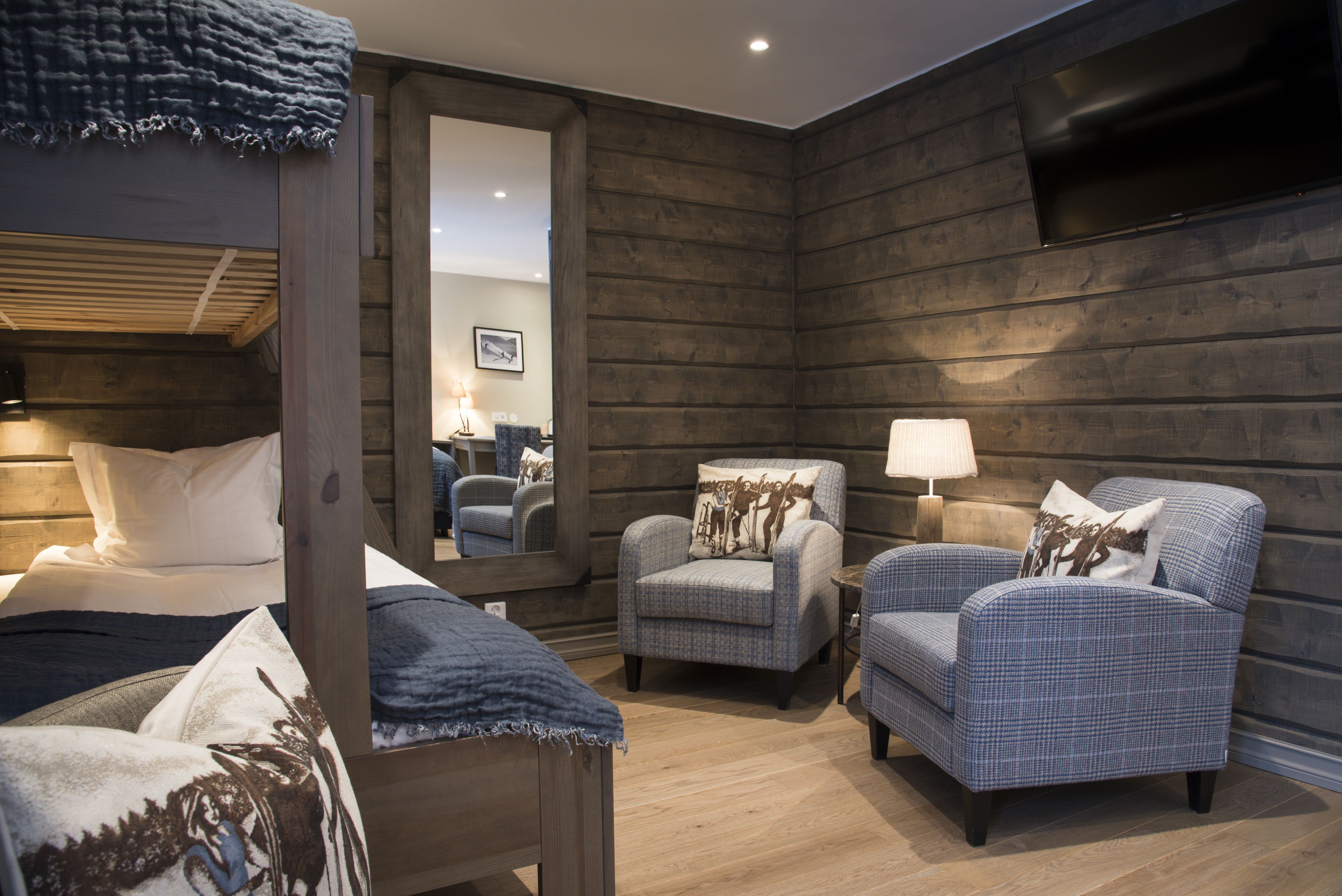 family room | minibar, in-room safe, desk, laptop workspace