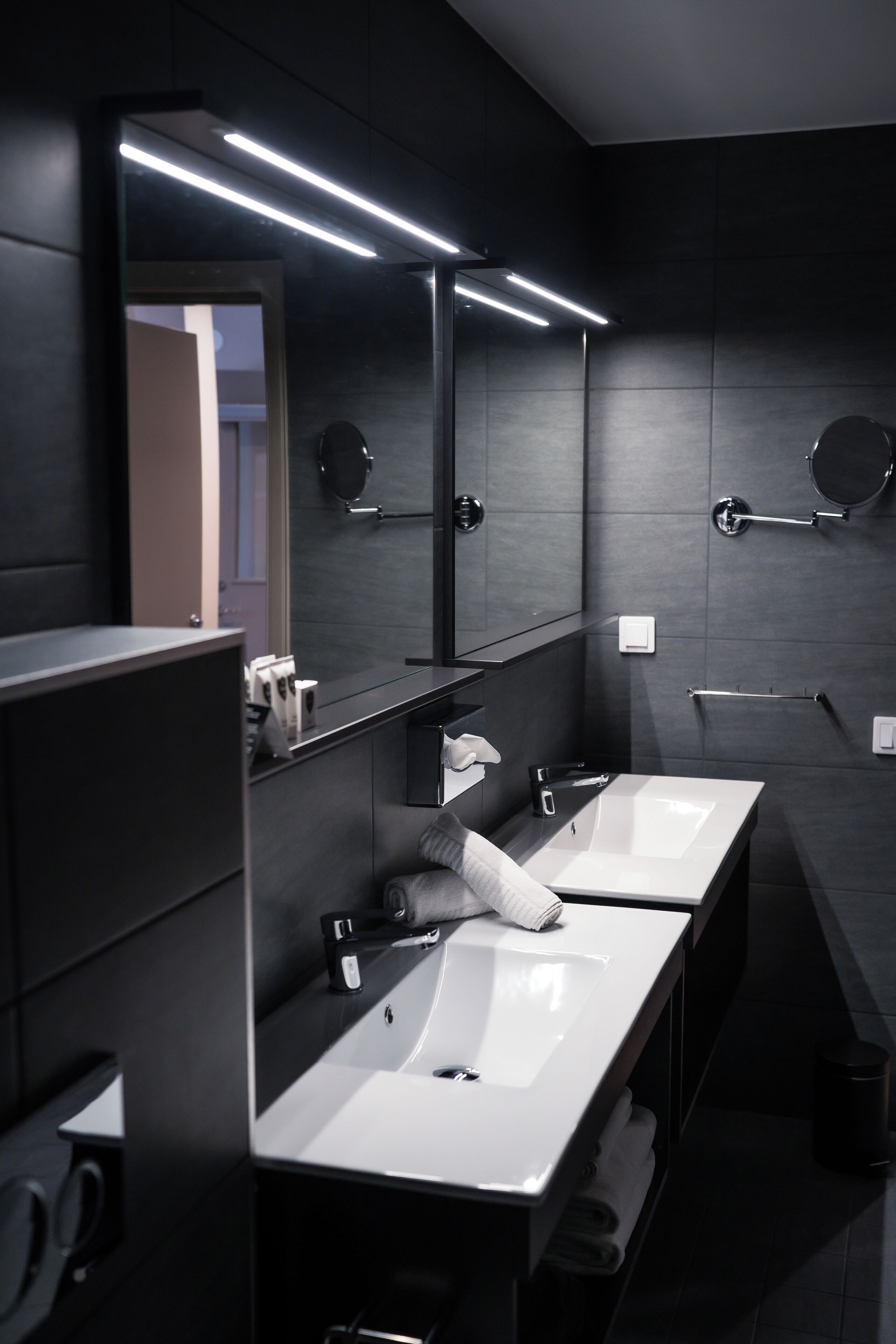 deluxe suite | minibar, in-room safe, desk, laptop workspace