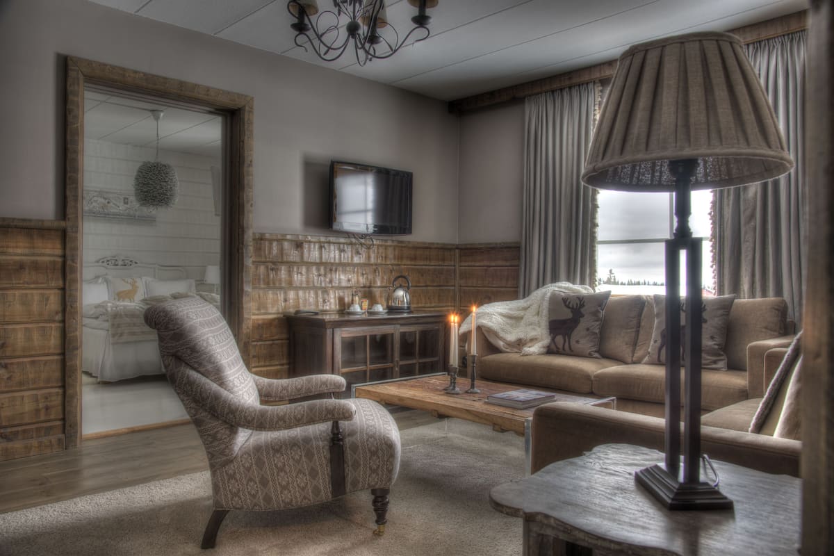 Suite | Minibar, in-room safe, desk, laptop workspace