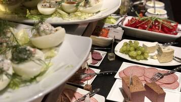 朝食 (ビュッフェ)、毎日提供 (無料)