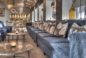 Coin salon dans le hall