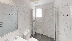 Comfort-lejlighed - 2 soveværelser | Badeværelse | Bruser, gratis toiletartikler, håndklæder