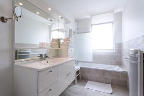 Vila, vários quartos, terraço | Banheiro | Banheira e chuveiro separados, produtos de toalete grátis