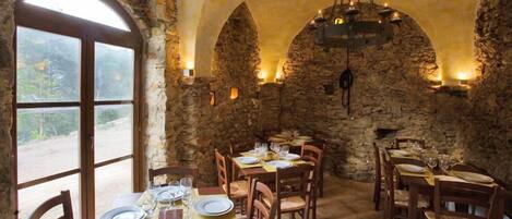 Lunch and dinner served, local cuisine