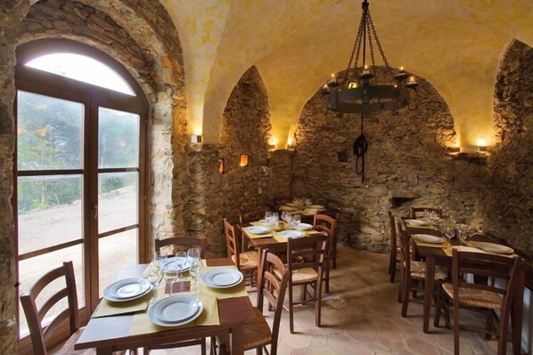 Lunch and dinner served, local cuisine