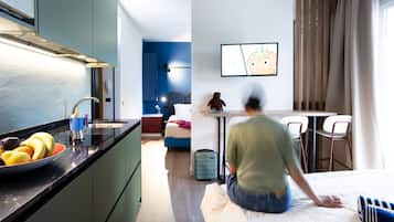 Suite monolocale familiare, balcone (Kitchenette) | Una cassaforte in camera, con stile personalizzato